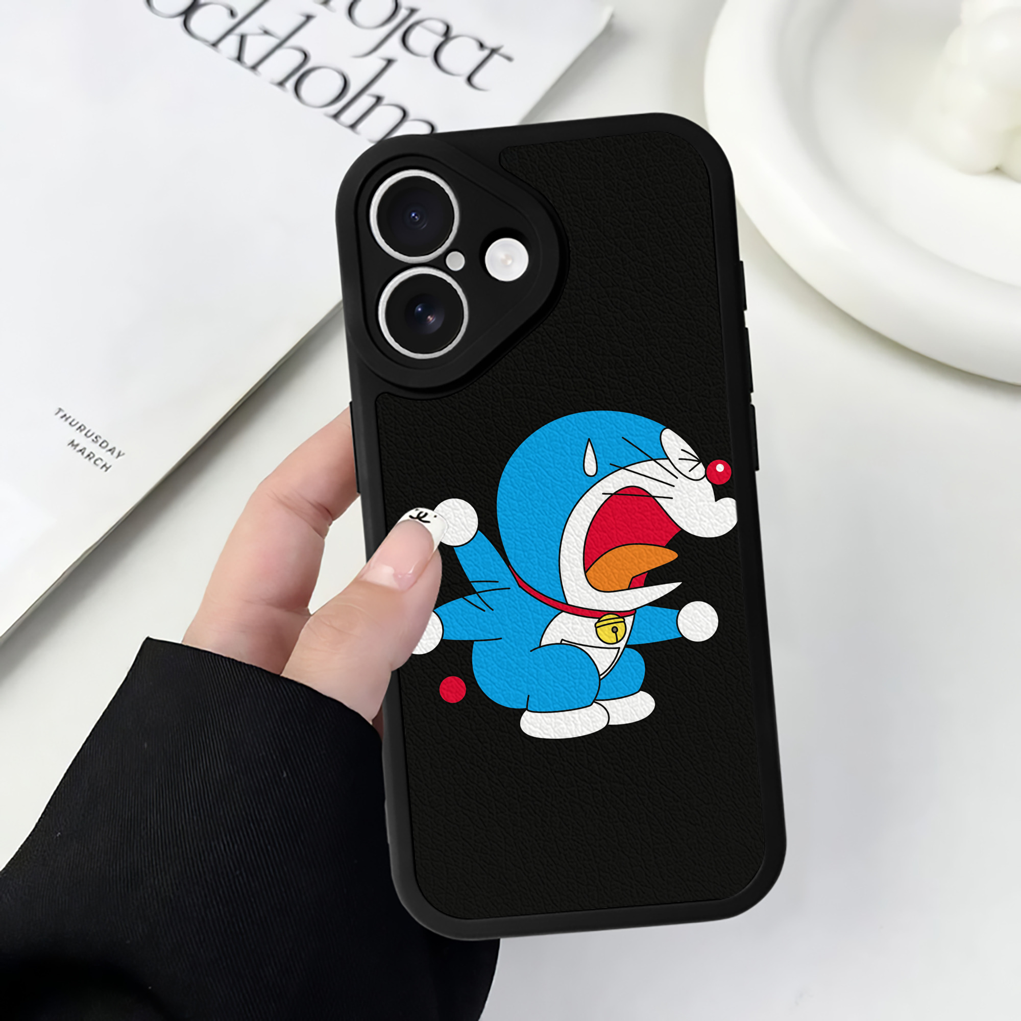 （画像用） ドラえもん Doraemon 【iPhone 16シリーズ対応】シリコンスマホケース（レザー調） 材質：シリコン